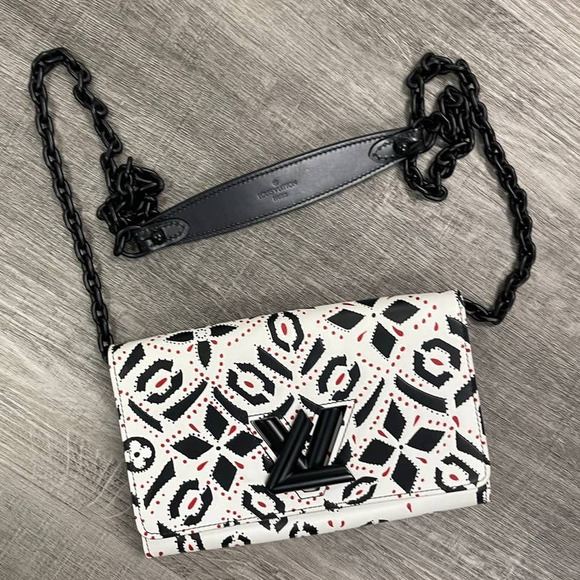 💎✨BEAUTIFUL✨💎 Authentic Twist Chain Louis Vuitton: Timeless Elegance - Picture 9 of 15